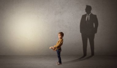 İşadamı gölge olan küçük çocuk
