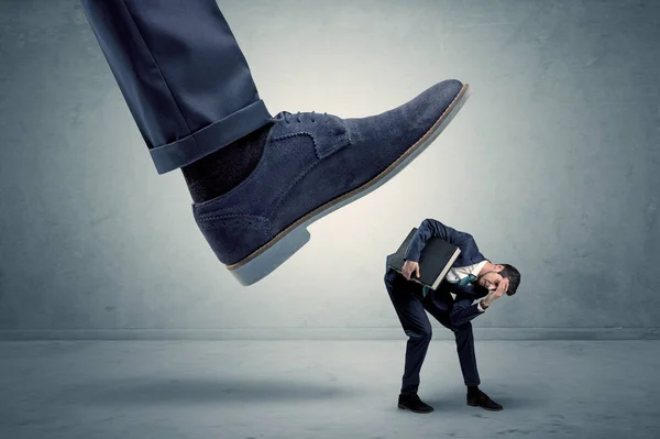 Empregado chegando pisoteado por Grande sapato — Fotografia de Stock