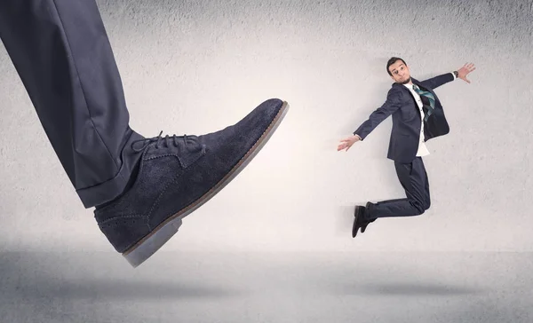 Småföretagare som sparkade av stora sko — Stockfoto