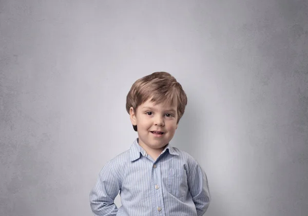 Entzückender kleiner Junge vor einer leeren Wand — Stockfoto