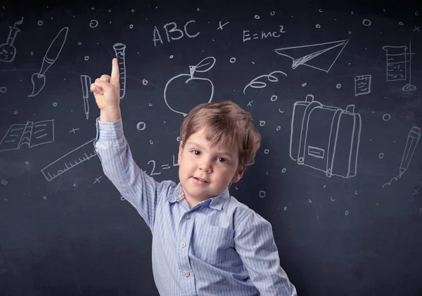 Kleiner Junge vor einer hochgezogenen Tafel — Stockfoto