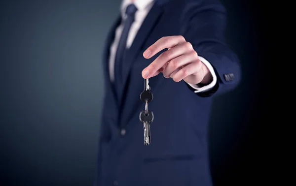 Młody mężczyzna dłoni na klucze — Zdjęcie stockowe