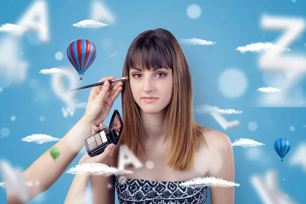 Jonge vrouw bij Kapper met lucht ballon thema — Stockfoto