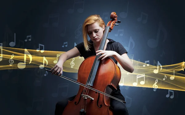 Músico tocando el violonchelo con notas alrededor — Foto de Stock