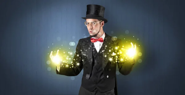 Iluzionista supervelmoci drží na ruce — Stock fotografie