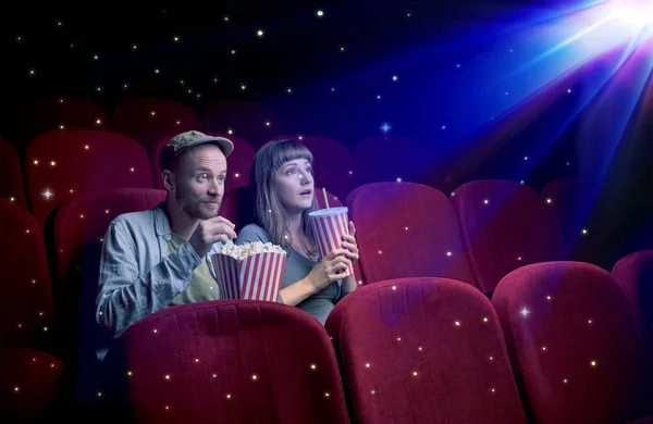 Schöne paar beobachten 3d film — Stockfoto