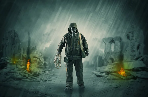 After catastrophe men coming in gas mask and arms — Stock Photo, Image