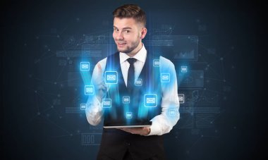 E-posta kavramı ile işadamı ve tablet