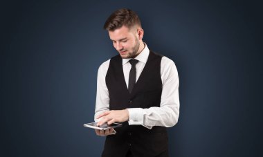 İşadamı holding tablet ile koyu arka plan