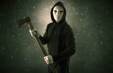 Boş bir karanlık odada silahlı kötü adam