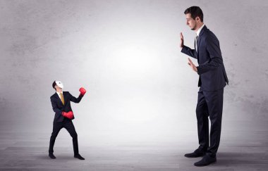 Küçük maskeli işadamı için yalvarıyor işadamı