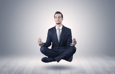 İşadamı bir boşluk kavramı içinde meditasyon