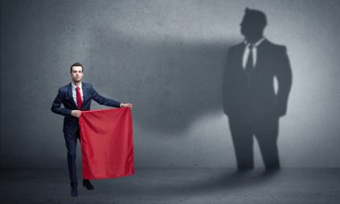 Boğa güreşçisi kavramı ve onun gölgesi arka planda ile işadamı