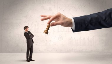 İşadamı grafikler arka plan ile bir satranç oyununda sonraki adım yapmak korkuyor