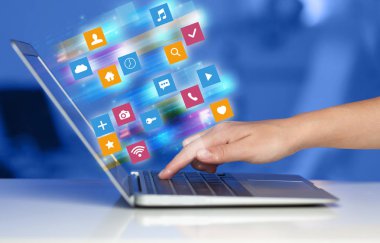 El laptop renkli uygulama simgeler ve semboller kavramı ile kullanma