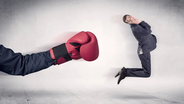 Enormes guantes de boxeo perfora el concepto de hombre de negocios —  Fotos de Stock