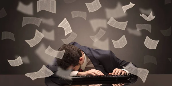 Un homme d'affaires s'est endormi au bureau avec un concept de paperasse — Photo