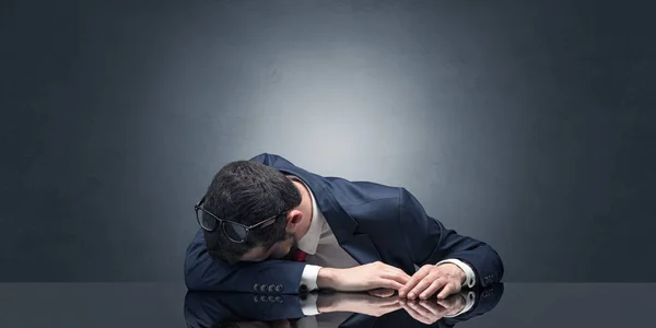 Uomo d'affari si addormentò sul posto di lavoro — Foto Stock