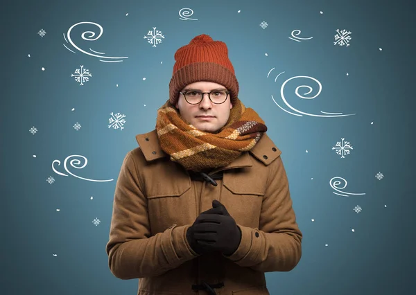 Garoto congelado com floco de neve rabiscado e conceito ventoso — Fotografia de Stock