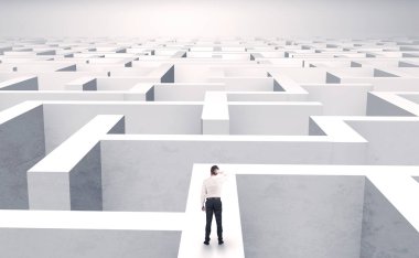 Bir labirentin ortasında küçük iş adamı