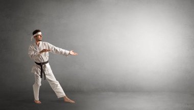 Boş bir alanda mücadele küçük karate adam