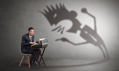 Çalışan adam ve o diye bağıran gölgesi korkuyor