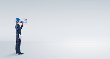 Boş bir alanda duran ve bir plan tutan mimar