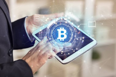 İş kadını ev ofis ruh bitcoin bağlantı ağ kavramı ile tablet kullanma