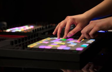 Karıştırma müzik MIDI denetleyicisi üzerindeki el
