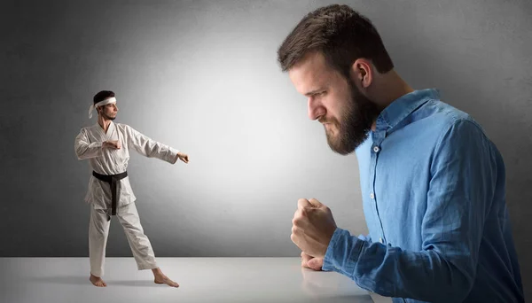 Homem gigante gritando com um pequeno homem de karatê — Fotografia de Stock