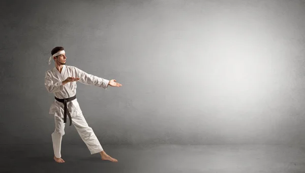 Pequeño karate luchando en un espacio vacío — Foto de Stock