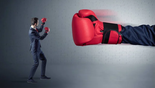 Empresário lutando com luvas de boxe — Fotografia de Stock