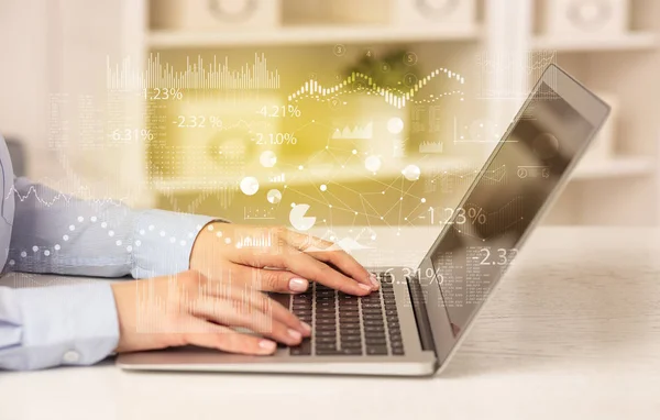 Деловая женщина работает на ноутбуке с концепцией финансового отчета — стоковое фото