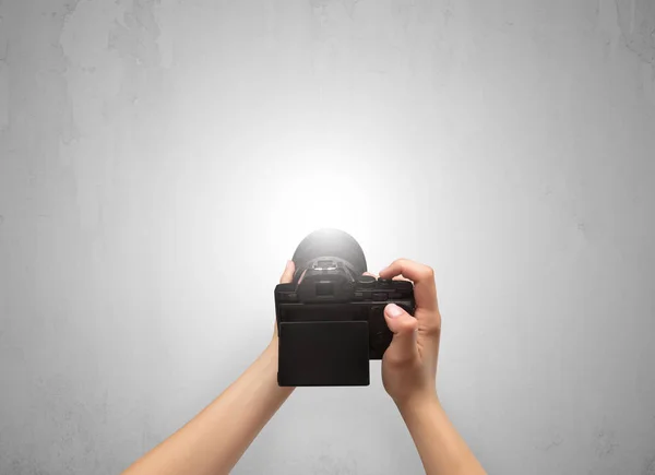Hand photo shooting an empty grey wall — Stock Photo, Image