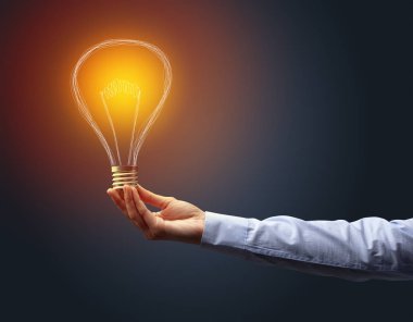 Koyu arkaplanda el ele tutuşan ampul