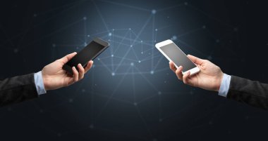 Akıllı telefonlar holding iki eller yakın çekim