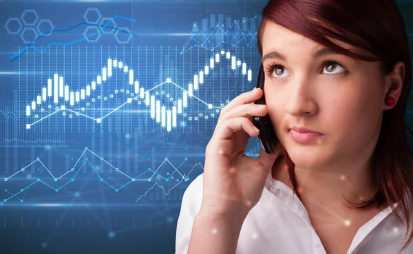 Arka planda diyagramları ile telefonda konuşurken kişi