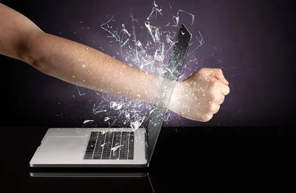 Hand raken laptop scherm scherm — Stockfoto