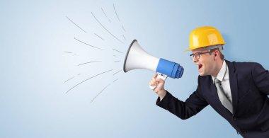 Genç Mimar megafon ile bağırıyor 