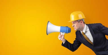 Genç Mimar megafon ile bağırıyor 