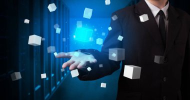 Küp hologram projeksiyonlar tutan kişi