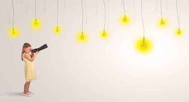 Küçük çocuk ampuller için spyglass üzerinden seyir