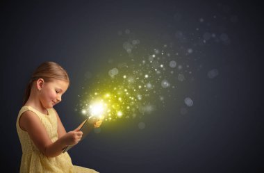 Köpüklü tablete oynayan küçük çocuk