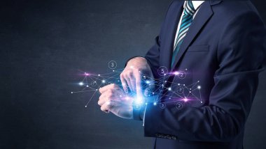 Smartwatch ağ kavramı ile.