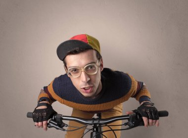 Boş arka plan ile çılgın bisikletçi