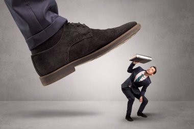 Küçük adam büyük bir güç tarafından ayaklar altına