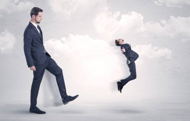 Büyük patron küçük çalışan tekme