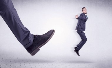 Genç bir işçi tarafından Koca ayak evden attı
