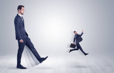 Dev işadamı küçük iş adamı tekme 