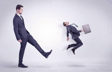 Büyük adam küçük kendisini kovuyor